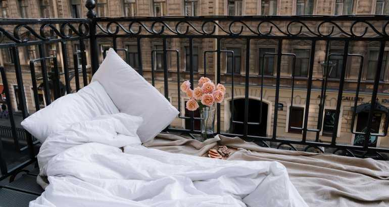 Changement du revêtement de sol d'un balcon dans un ensemble résidentiel : qui prend en charge les frais des travaux ?