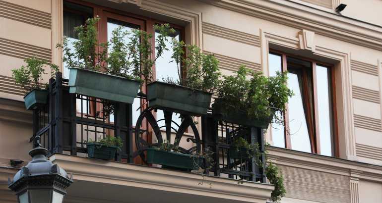 Du dessous du balcon : à qui est-elle attribuée et qui est chargé de sa restauration ?