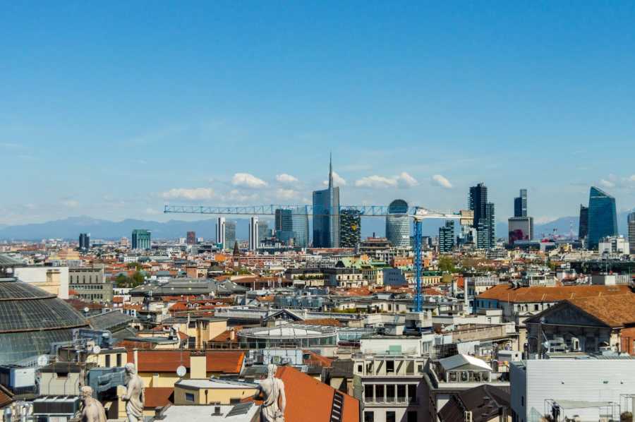 Marché du neuf en Italie : les prix ont augmenté de 4,9 % au premier semestre 2026. Les ventes de logements neufs ont affiché une excellente dynamique au premier trimestre (+8,6 % à l’échelle nationale). Milan et Rome ont confirmé leur statut de villes les plus chères, tandis que Bologne a enregistré une croissance record tant au niveau des prix (+