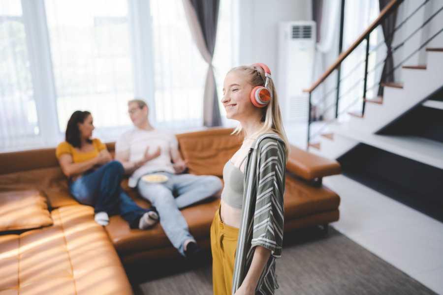 Les adolescents vivent avec leurs parents.