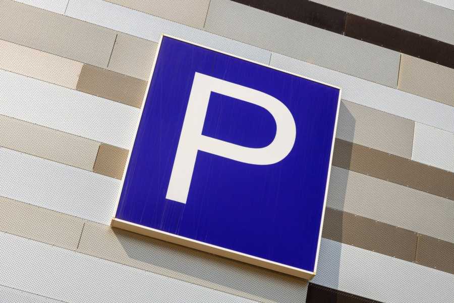 Nouvelles directives de stationnement en Italie : durée de stationnement ajustable, paiement double et sanctions pour dépassement de stationnement.