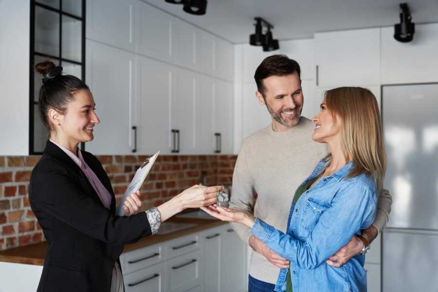 Comment acquérir un logement en toute sécurité grâce à un prêt immobilier et éviter de se retrouver dans une situation financière précaire : dangers et recommandations d'un notaire