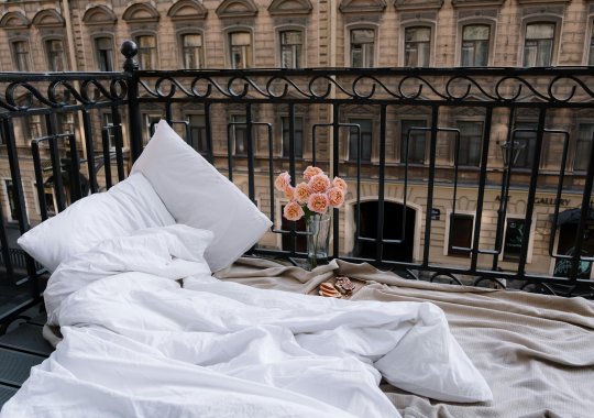 Changement du revêtement de sol d'un balcon dans un ensemble résidentiel : qui prend en charge les frais des travaux ?