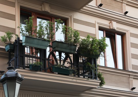 Du dessous du balcon : à qui est-elle attribuée et qui est chargé de sa restauration ?