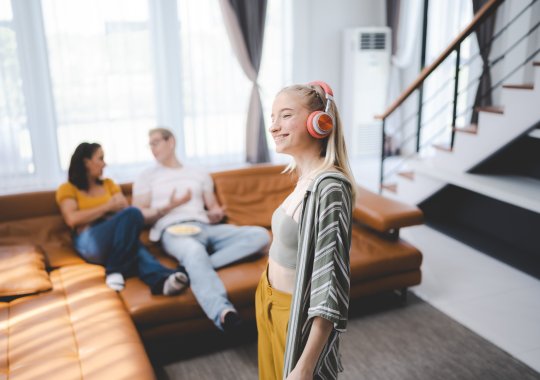 Les adolescents vivent avec leurs parents.