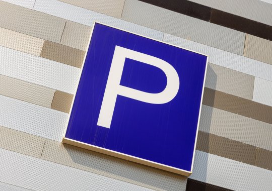 Nouvelles directives de stationnement en Italie : durée de stationnement ajustable, paiement double et sanctions pour dépassement de stationnement.