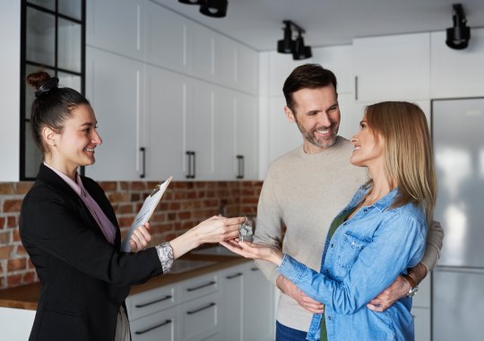 Comment acquérir un logement en toute sécurité grâce à un prêt immobilier et éviter de se retrouver dans une situation financière précaire : dangers et recommandations d'un notaire