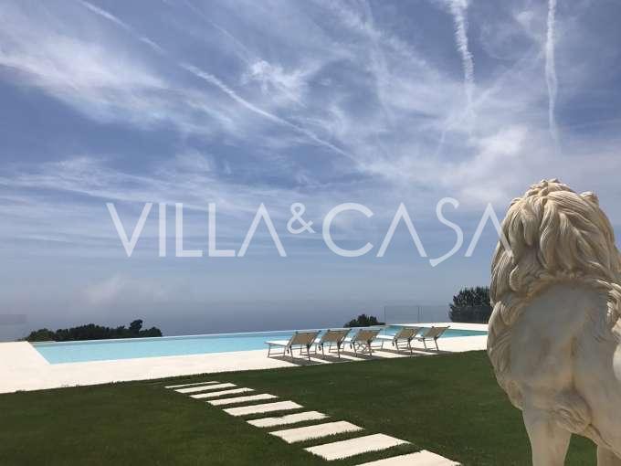 Immobilier en Italie : villa de luxe à Cipressa.