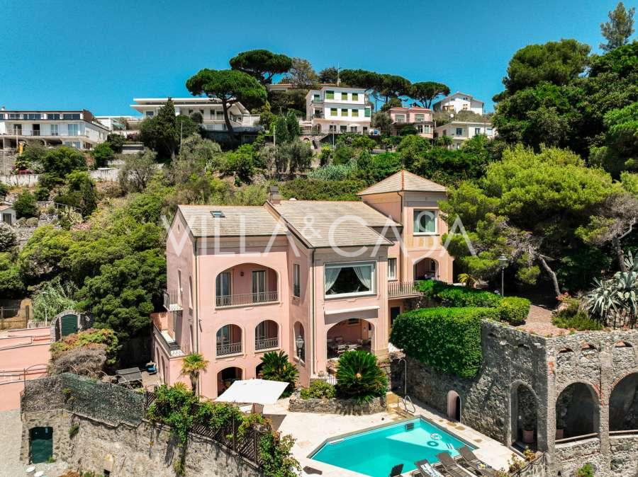 Villa in vendita sulla prima linea costiera in Liguria