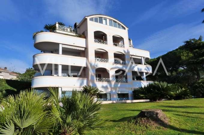 Appartement avec vue sur la mer dans une villa à Sanremo.