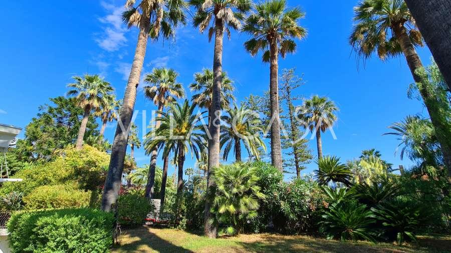 Au centre de la ville de Sanremo se trouve une villa.