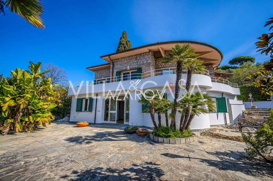 Villa à Bordighera avec vue panoramique sur la mer et Monaco.