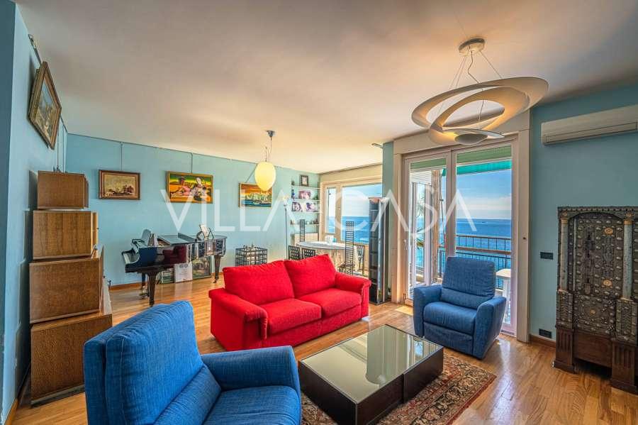 Un appartement de deux étages avec vue sur la mer à Sanremo.