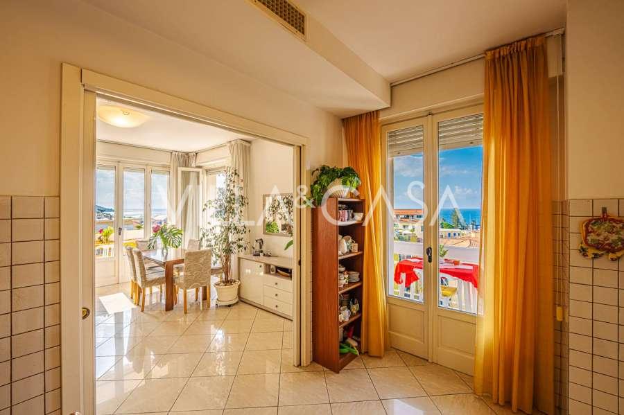 Un appartement de cinq pièces est en vente à San Remo.