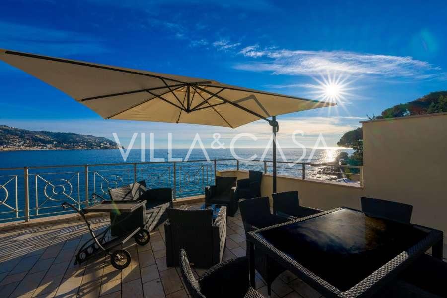 Un appartement avec vue sur la plage est en vente à Bordighera.