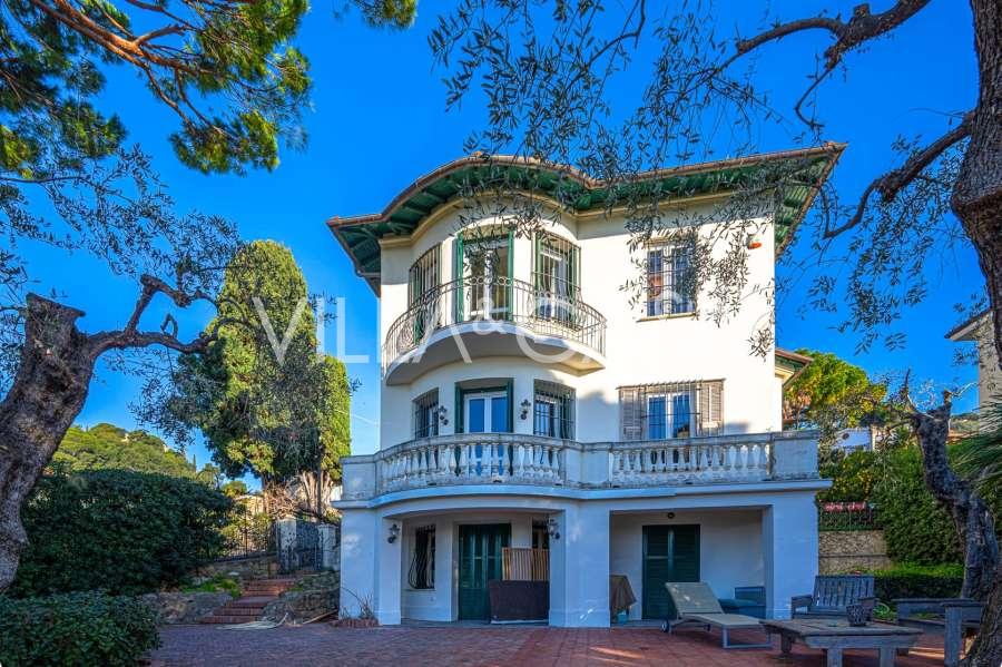 Une villa anglaise est en vente à Bordighera.