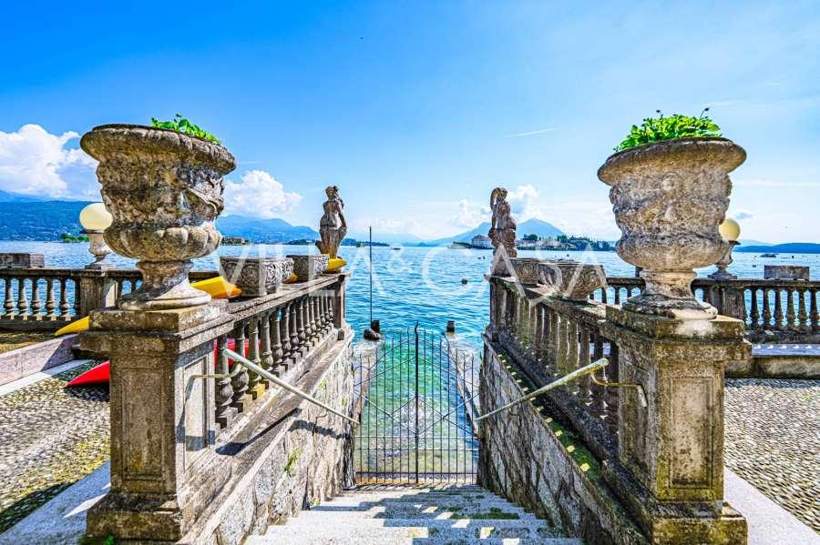 Une villa est en vente à Stresa près du lac.