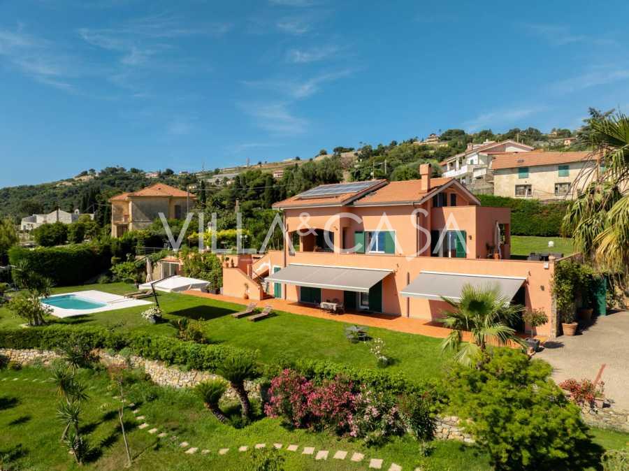 Une maison en Toscane avec piscine est en vente.