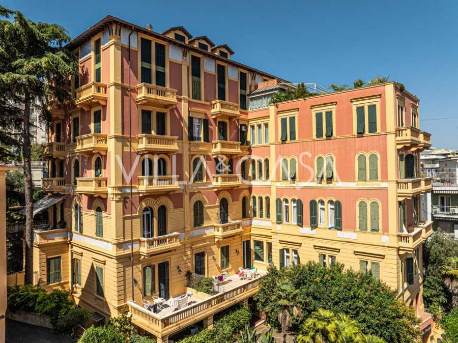 Un appartement de deux pièces est à vendre au centre de Sanremo, près de la mer.