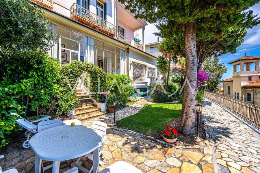 La location d'un appartement confortable avec jardin à Sanremo.