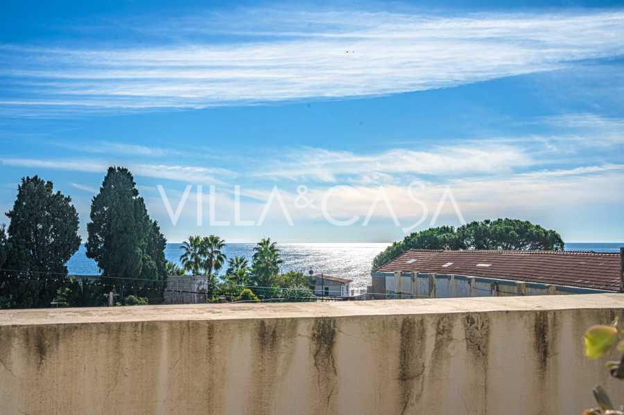 La maison au bord de la mer à Sanremo est en vente.