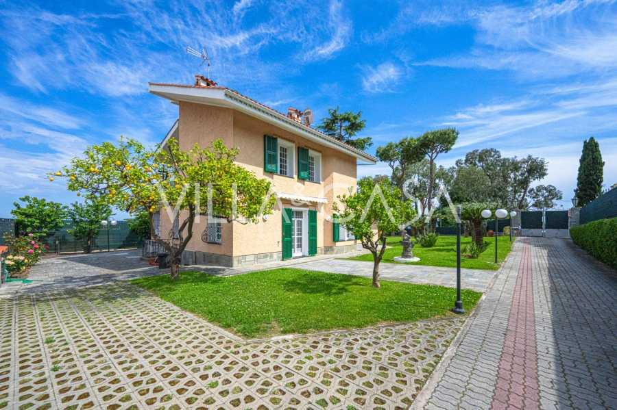 Location à long terme d'une villa à San Remo.