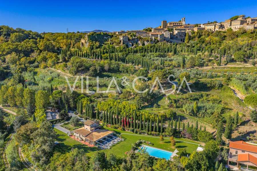 Tourisme agricole de luxe avec piscine et écurie dans la région du Latium.