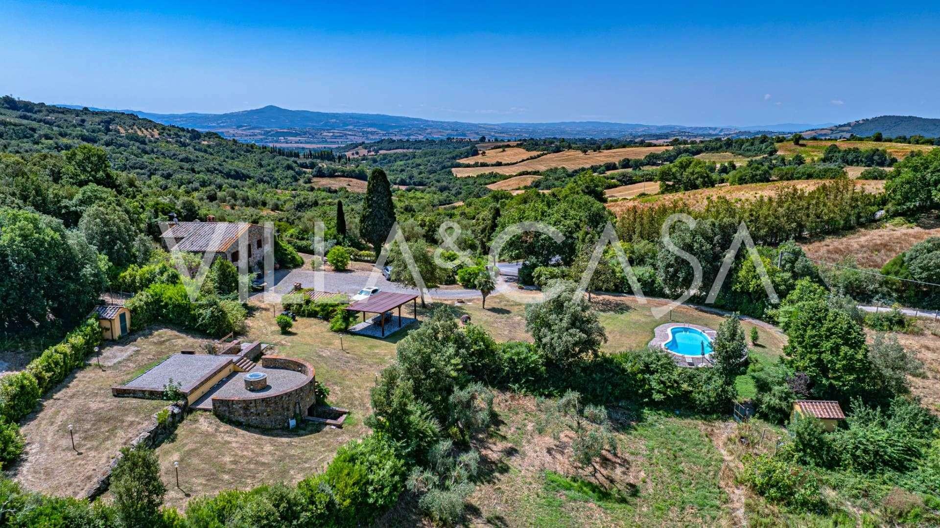 Villa avec piscine et lac en Toscane à vendre