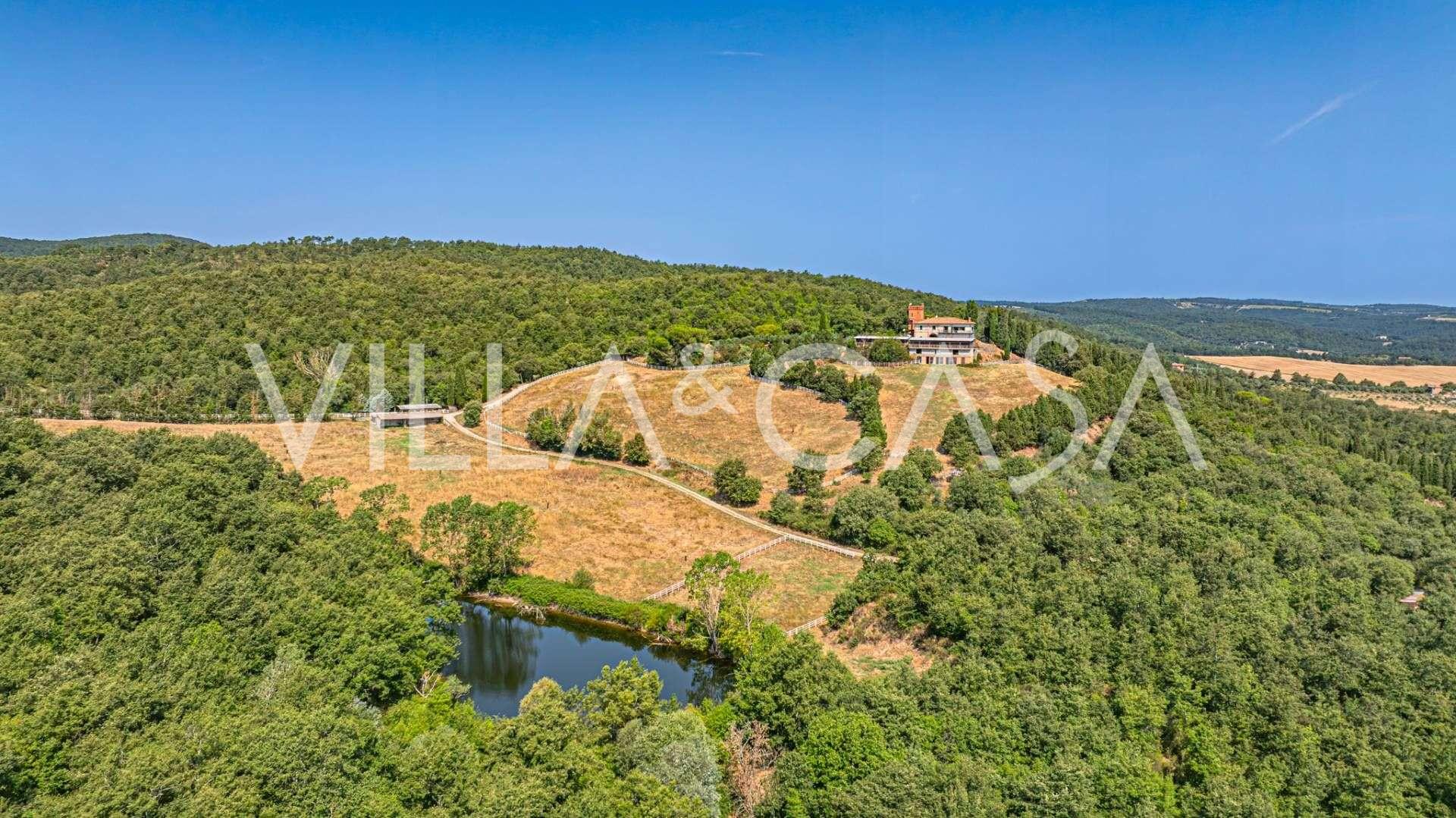 Château avec complexe équestre et domaine à vendre en Toscane