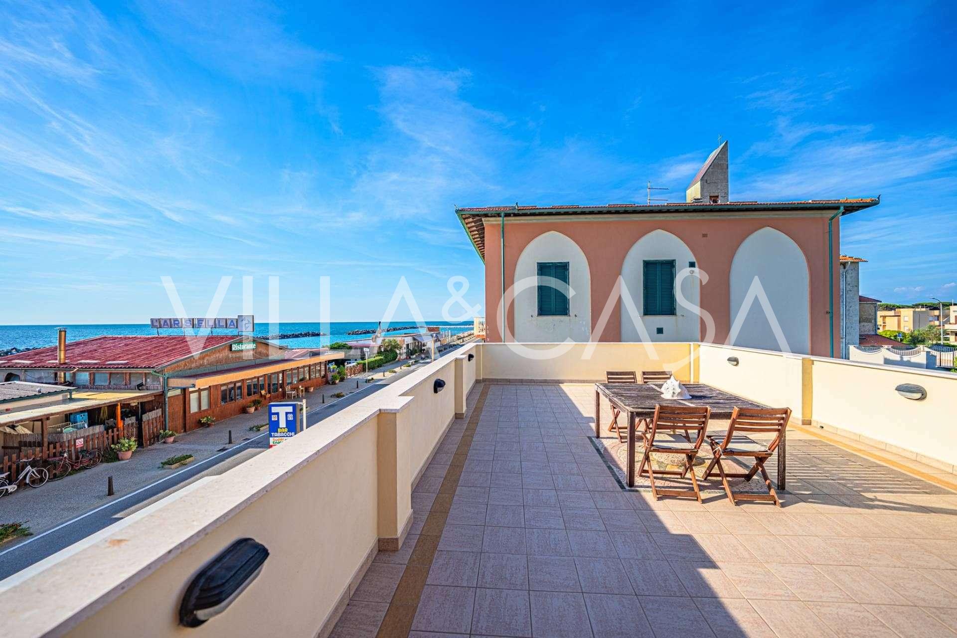 Villa historique à vendre en première ligne de mer à Marina di Pisa