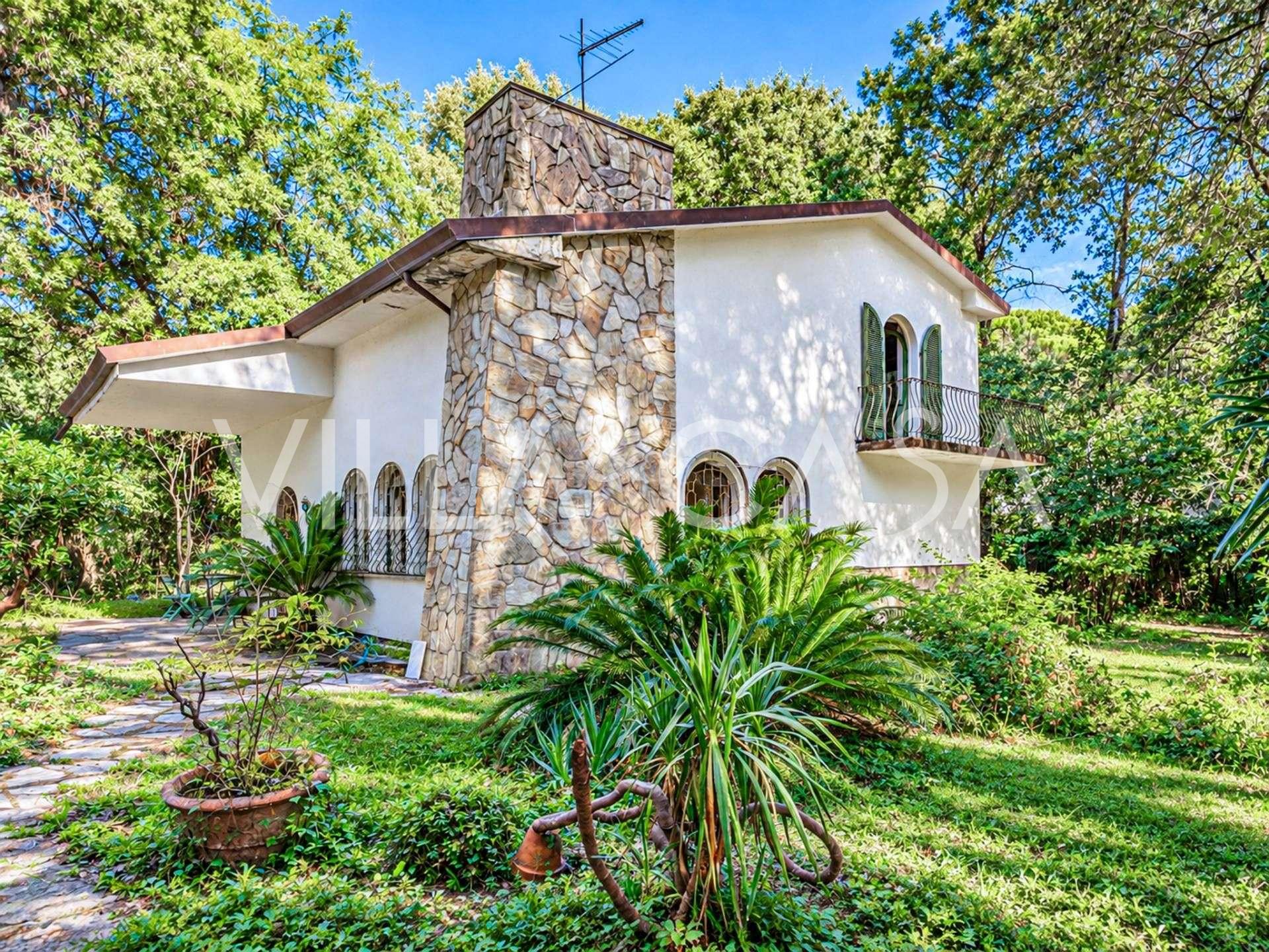 Magnifique villa à vendre à Poveromo, à quelques pas de la mer.