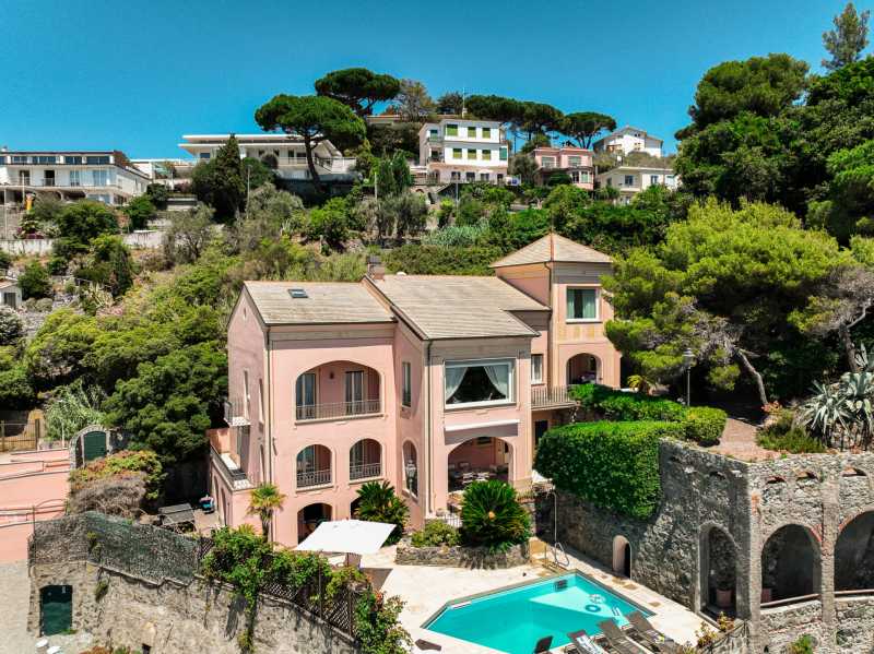 Villa in vendita sulla prima linea costiera in Liguria