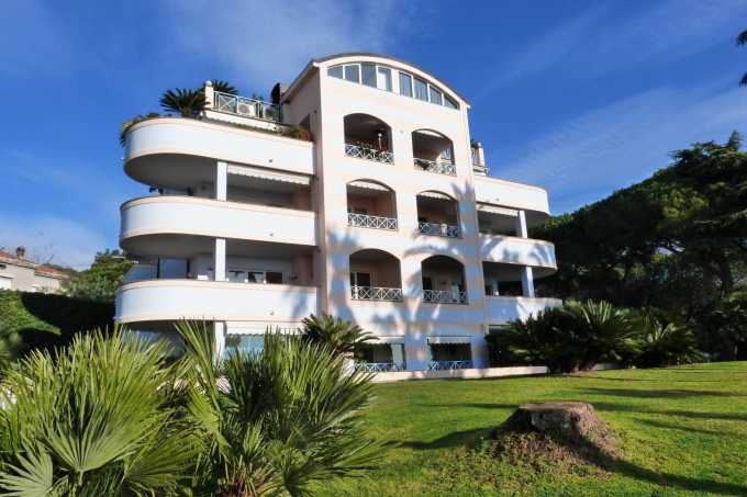 Appartement avec vue sur la mer dans une villa à Sanremo.