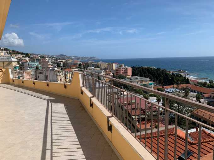 Penthouse de 160 m2 à Sanremo à rénover