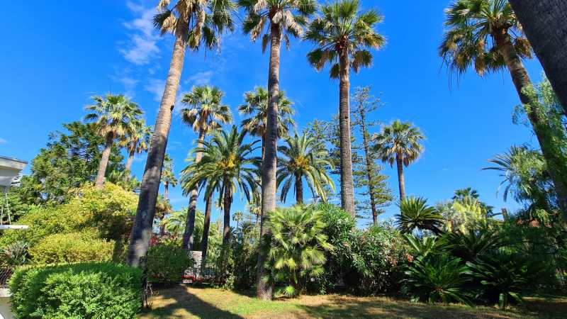 Au centre de la ville de Sanremo se trouve une villa.