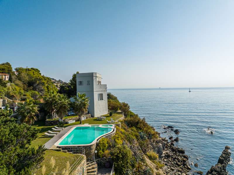 Ligurie : villa avec plage privée