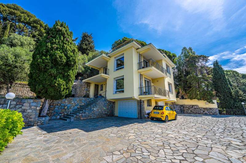À Bordighera, une villa avec vue sur la mer.