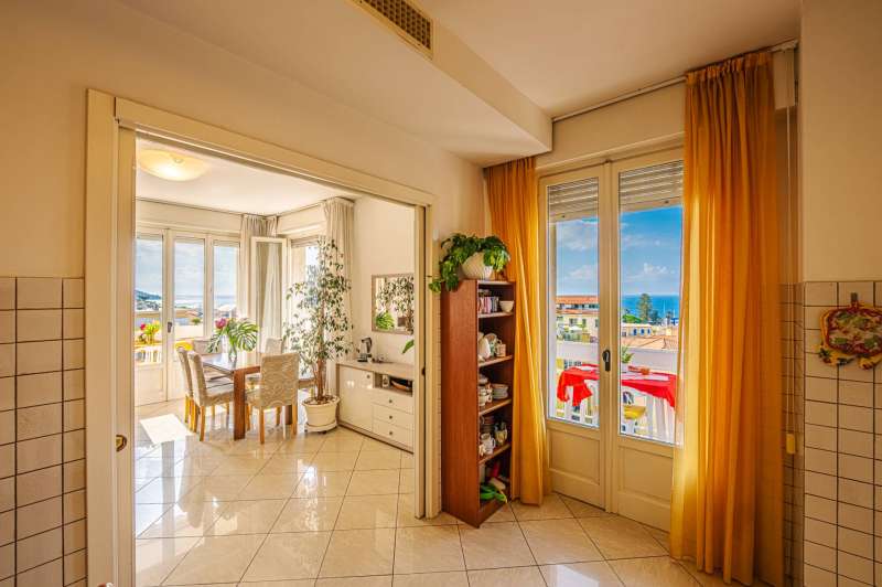 Un appartement de cinq pièces est en vente à San Remo.