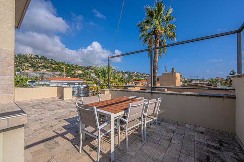 Un penthouse est en vente dans un nouveau complexe à Bordighera.