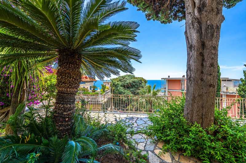 À louer une maison de luxe avec jardin à Sanremo