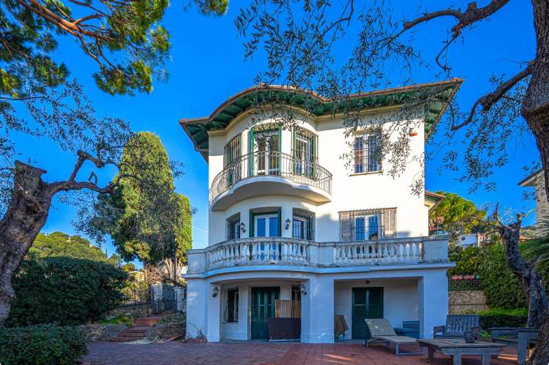 Une villa anglaise est en vente à Bordighera.