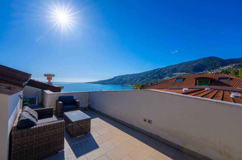 Un penthouse en duplex au bord de la mer à Ospedaletti.