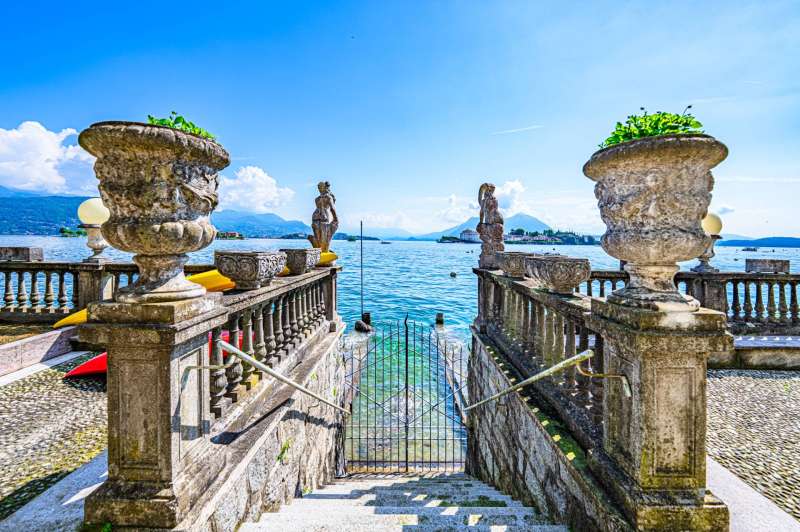 Une villa est en vente à Stresa près du lac.