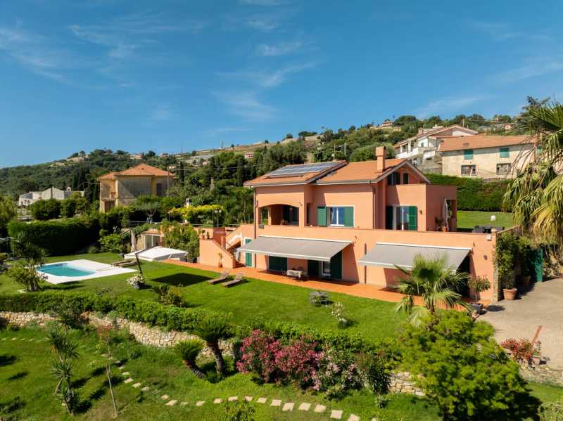 Une maison en Toscane avec piscine est en vente.