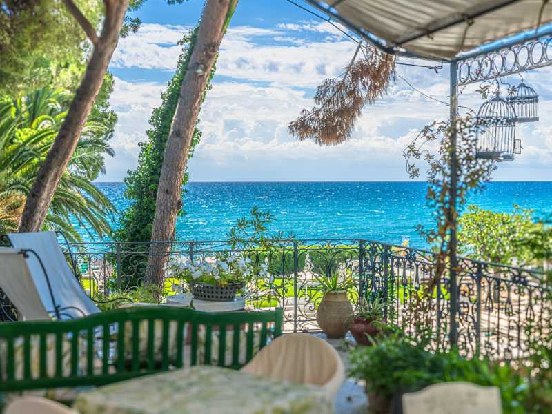 Villa de luxe avec accès à la plage à Diano Marina.