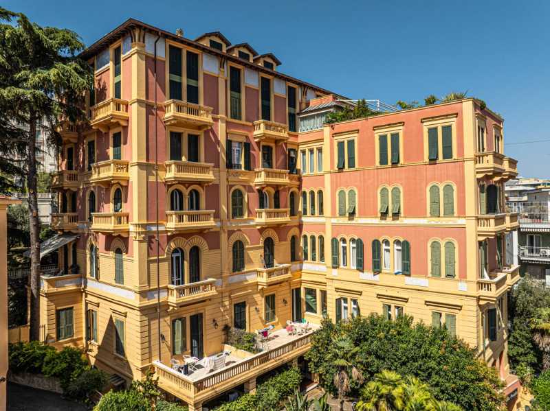 Un appartement de deux pièces est à vendre au centre de Sanremo, près de la mer.