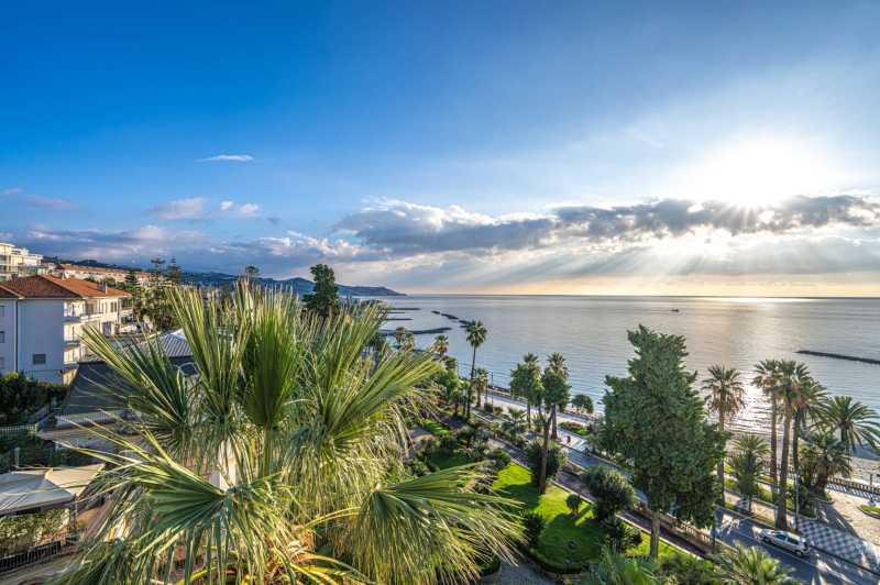 Appartement avec trois chambres en première ligne à Sanremo