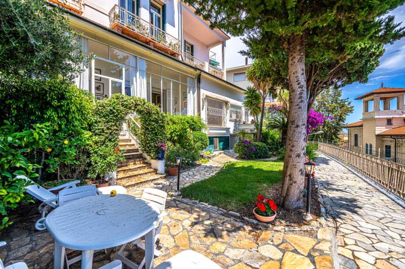 La location d'un appartement confortable avec jardin à Sanremo.