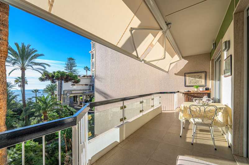 Appartement de quatre pièces au bord de la mer à Sanremo.