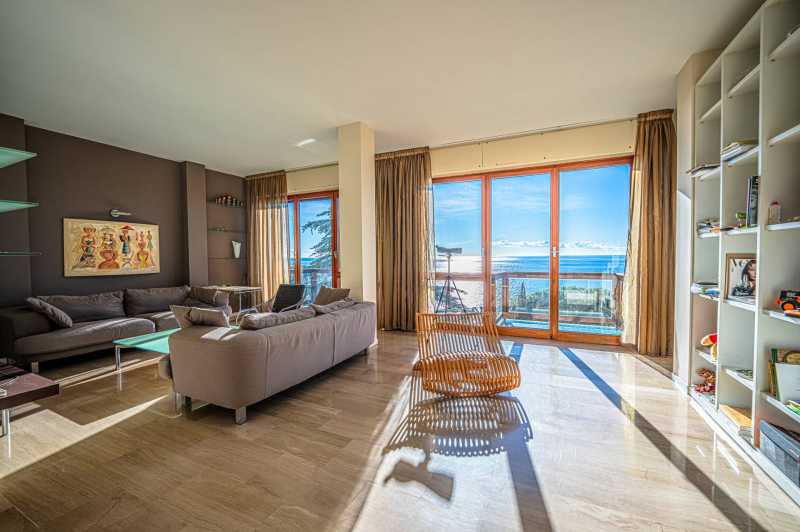 Appartement avec vue sur la mer à Sanremo.